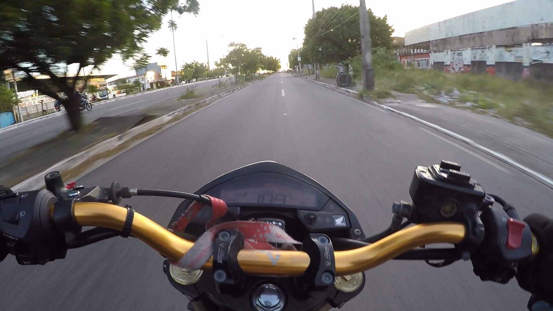 http://videos.introcdc.com/Canal/MotoVlog/Serjona/Nao Tanto MotoVlog/GOPR6971.00_10_38_14.Quadro011.png